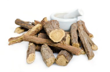 Beyaz arka plan üzerinde izole meyan kökü veya meyan kökü kök sopa