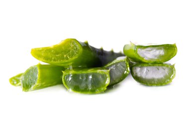 aloe vera üzerinde beyaz izole