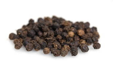 Beyaz arka plan üzerinde izole karabiber, piper nigrum,