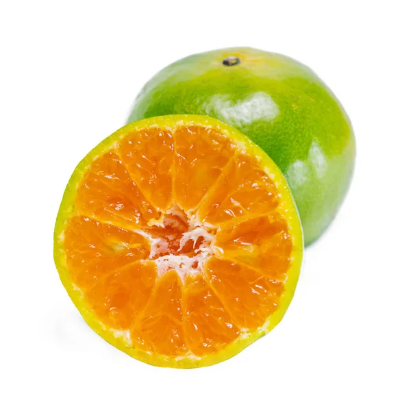 半分オレンジ色の果物の分離ホワイト バック グラウンドを表示します。 — ストック写真