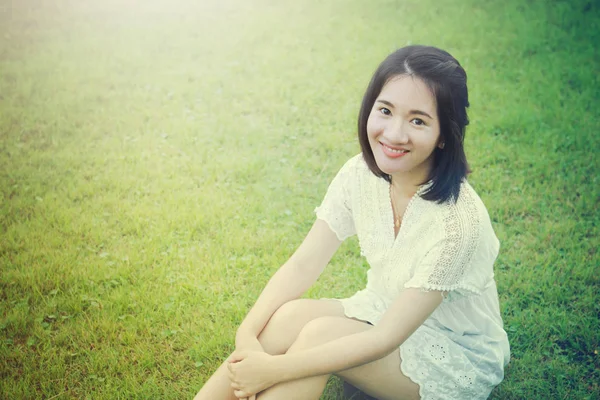 Smiley ansikte av en ganska asiatiska thailändska tonåring flicka i trädgården — Stockfoto