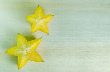 Star elma meyve ile yarım kesit üzerinde ahşap yaban domuzu izole