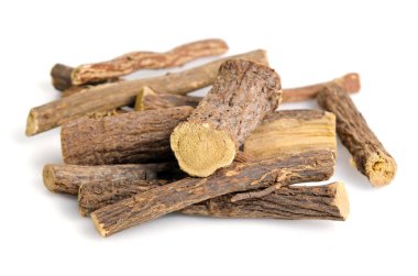 Beyaz arka plan üzerinde izole meyan kökü veya meyan kökü kök sopa