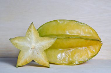 Star elma meyve ile yarım kesit üzerinde ahşap yaban domuzu izole