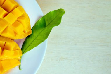 Ahşap arka plan boş kopya metin spa ile izole mango meyve