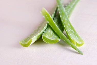 Aloe vera ahşap tahta arka plan üzerinde izole