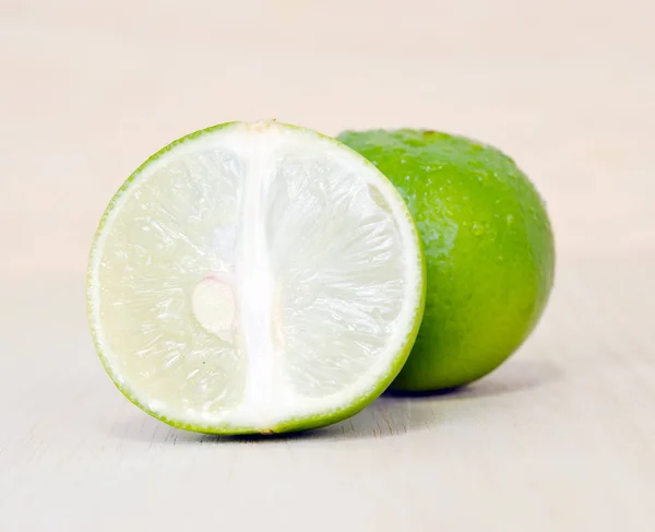 Citroen- of limoensap fruit met halve Kruis en gedeeltelijke sectie — Stockfoto