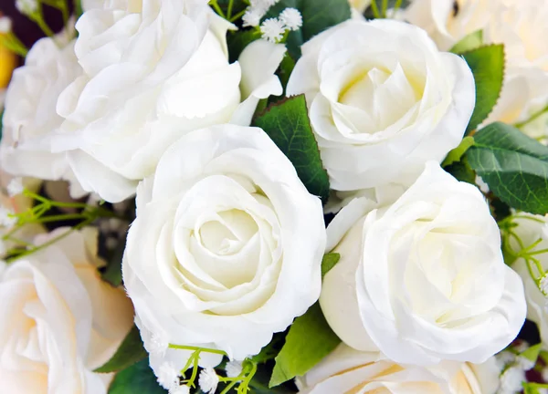 Mazzo di rosa bianca disposizione fiori per la decorazione — Foto Stock