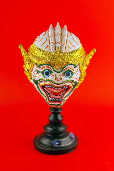 Hua üzerinde kırmızı adam izole Khon (Antik Tay göstermek kafa maskesi)