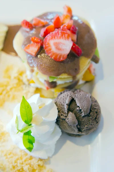 Čokoládová zmrzlina s jahodou, šlehání smetany, podávané s bana — Stock fotografie