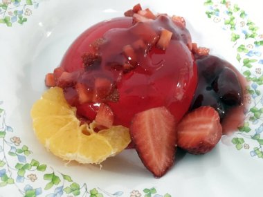 Çilekli jöle tatlı çilek yarım parça ile ilişkili,