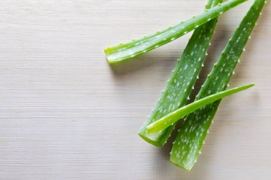 Aloe vera ahşap tahta arka plan üzerinde izole