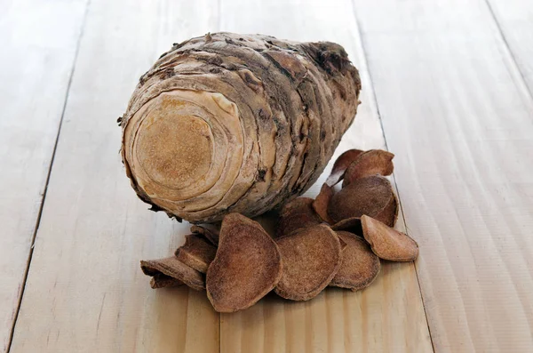 Kurkumy chocholatý Roxb. nebo z nich izolované kurkumy latifolia, kterou Roscoe kořeny — Stock fotografie