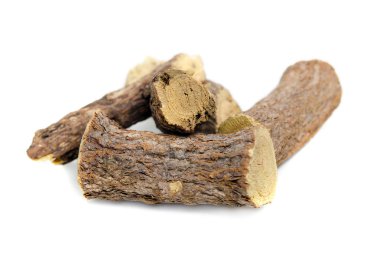 Beyaz arka plan üzerinde izole meyan kökü veya meyan kökü kök sopa