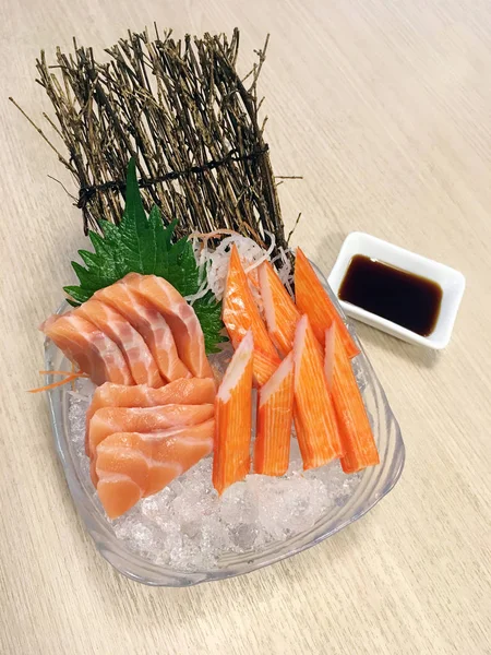 Somon sushi Mâncare japoneză servită cu baston de crab (Kanikama) pe — Fotografie, imagine de stoc