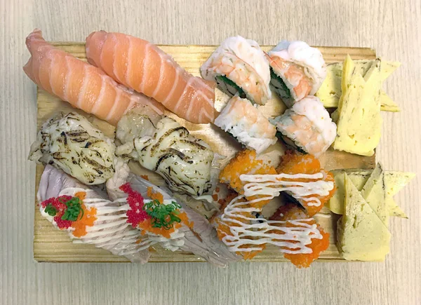 Setul japonez de rulouri de orez sushi servit pe placa de lemn — Fotografie, imagine de stoc