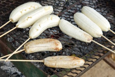 Kavrulmuş ve üzerinde kömür sobası, bir çok ünlü Tayland kızarmış muz