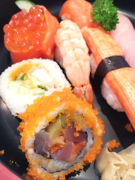 Set sushi rulou de orez japonez cu pește crud (set bento ) — Fotografie, imagine de stoc