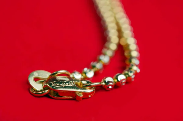 Gold necklace 750k gold grade with Italy design on red flannel c — Stock Photo, Image