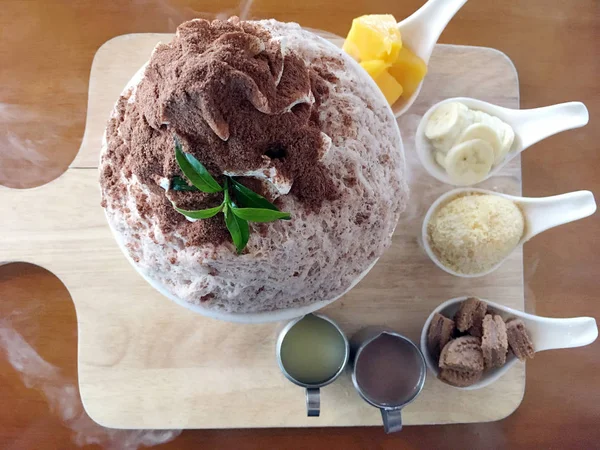 Επιδόρπιο Bingsu (Κορέα λεπτοθρυμματισμένο γαλακτώδες πάγο) αρωματισμένη με cho Εικόνα Αρχείου