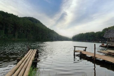 Pang Ung göl güneş ray ve bulutlu gökyüzü (P ile sabah zamanında