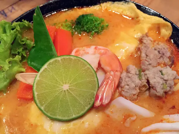 Tom yum koong (Zuppa di limone al curry thai piccante di gamberetti) con omelette all'uovo — Foto Stock