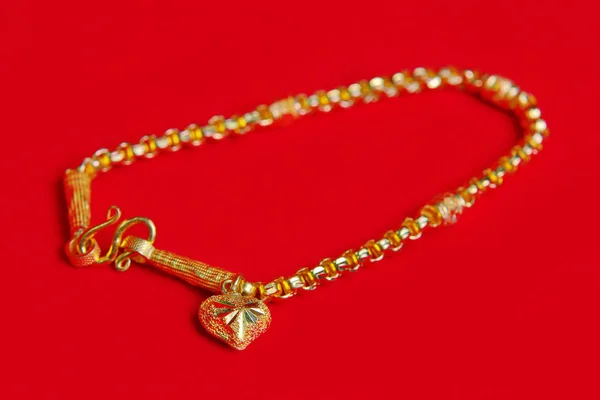 Altın kolye 96,5 yüzde Tay altın sınıf altın kalp penda ile — Stok fotoğraf