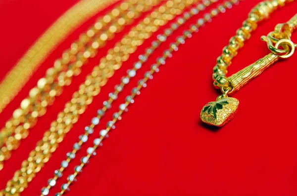 Collana in oro 96,5 per cento Thai grado oro con penda cuore d'oro — Foto Stock