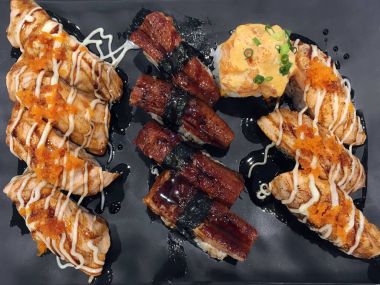 Suşi Japon pirinç rulo çiğ balık (bento kümesi ile ayarla)