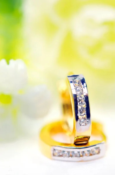 Colgante de oro joyas camafeo con cubierta de gemas de diamantes con flores — Foto de Stock