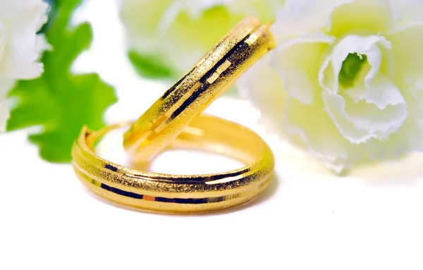 Altın kolye cameo takı koyarak çiçekli Yüzük şeklinde — Stok fotoğraf