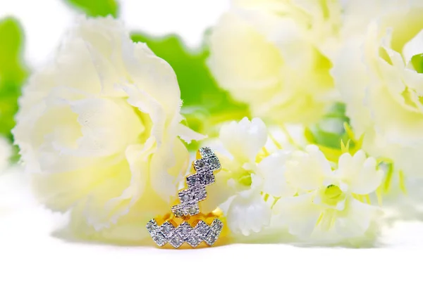 花置くとゴールド ペンダント カメオの宝石、ダイヤモンド宝石 — ストック写真