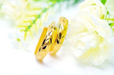 Çiçekli beyaz izole cameo mücevher altın kolye