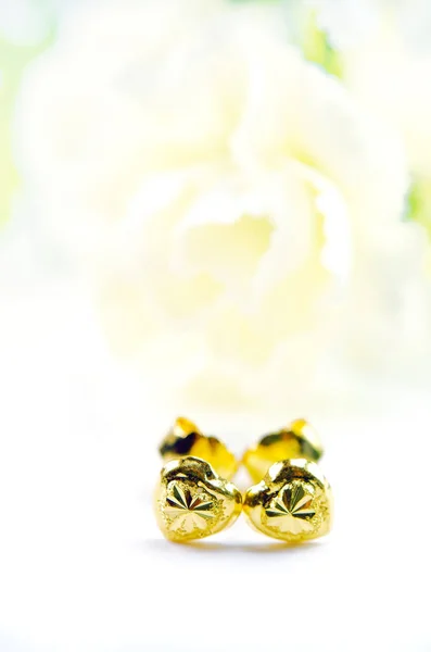 Ciondolo oro cammeo orecchino gioielli a forma di cuore con fiori i — Foto Stock