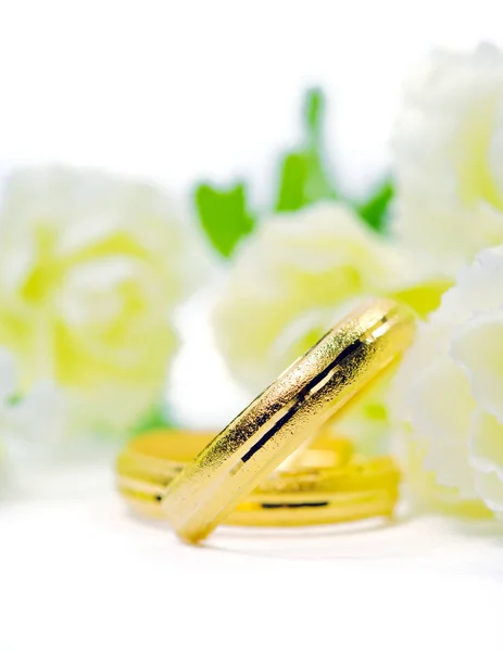 Ciondolo in oro cameo gioielli a forma di anello con fiori mettendo è — Foto Stock