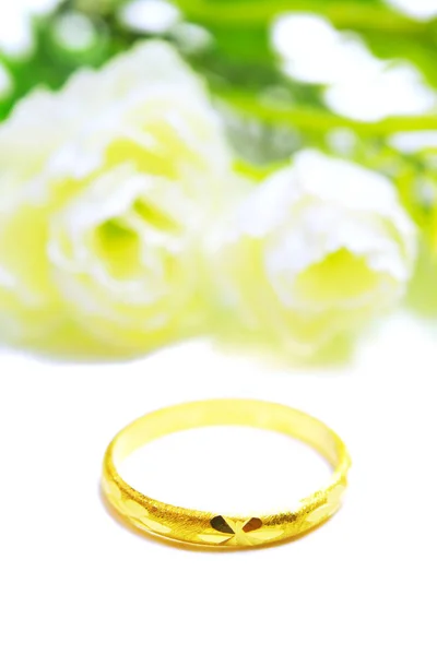 Colgante de oro cameo joyas anillo de lujo con flores aisladas — Foto de Stock