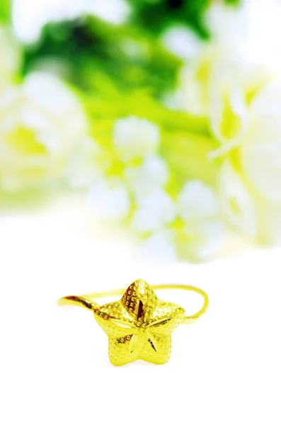 Złoty wisiorek Kamea fantazyjne pierścień Biżuteria kwiaty na białym tle — Zdjęcie stockowe