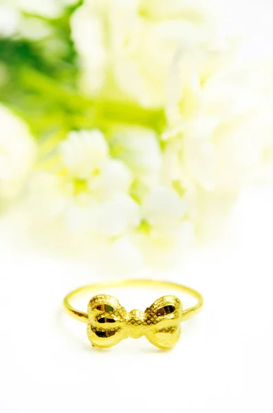 Złoty wisiorek Kamea fantazyjne pierścień Biżuteria kwiaty na białym tle — Zdjęcie stockowe