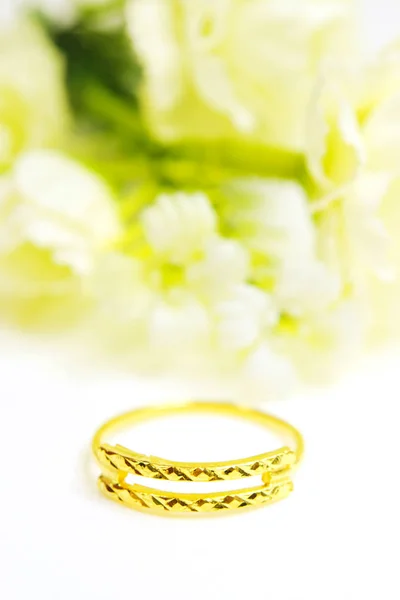 黄金挂件客串枚别致的戒指饰品与孤立的花 — 图库照片