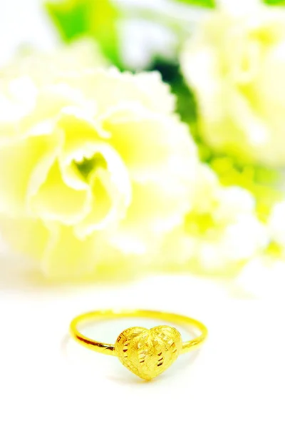 Gold pendant cameo fancy ring jewelry with flowers isolated — Stock Photo, Image