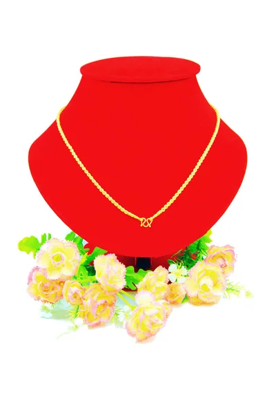 Collana in oro indossando panno rosso isolato su bianco — Foto Stock