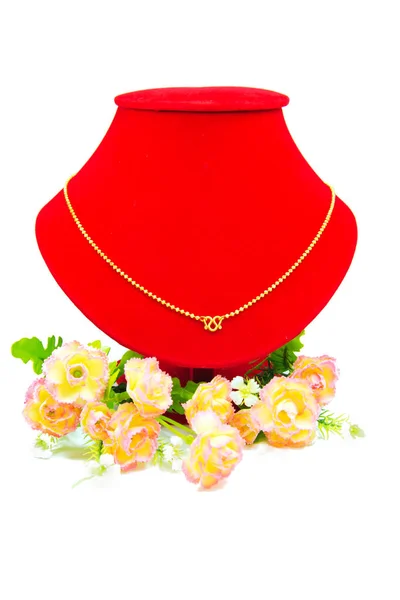 Collana in oro indossando panno rosso isolato su bianco — Foto Stock