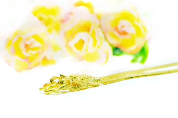 Collana in oro con disegno testa di drago isolato su bianco — Foto Stock