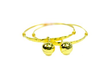 altın bilezik üzerine beyaz izole