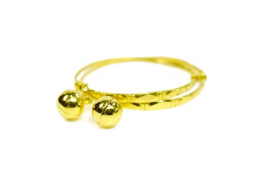 altın bilezik üzerine beyaz izole