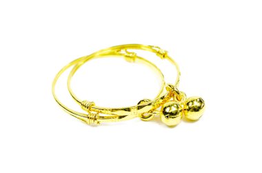 altın bilezik üzerine beyaz izole