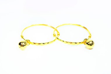 altın bilezik üzerine beyaz izole