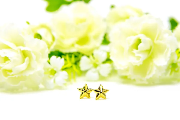 Ciondolo in oro cammeo orecchino stella gioielli con fiori isolati su — Foto Stock