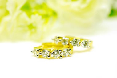 Altın kolye cameo küpe takı üzerinde beyaz izole