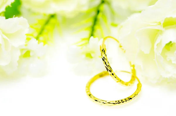 Złoty wisiorek Kamea kolczyki biżuteria z kwiaty na białym tle na Zielone Świątki — Zdjęcie stockowe